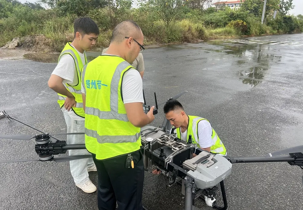贵州帝一无人化装备科技有限公司工作人员进行产品调试