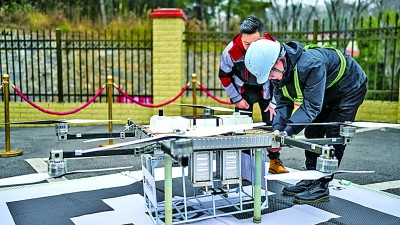 在贵州省修文县，工作人员对执飞低空物流无人机进行检查