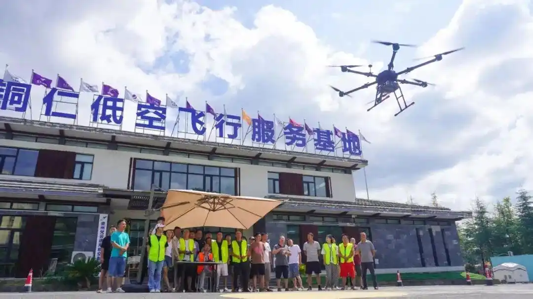 无人机“飞手”培训实操教学现场。摄影｜阙成岱