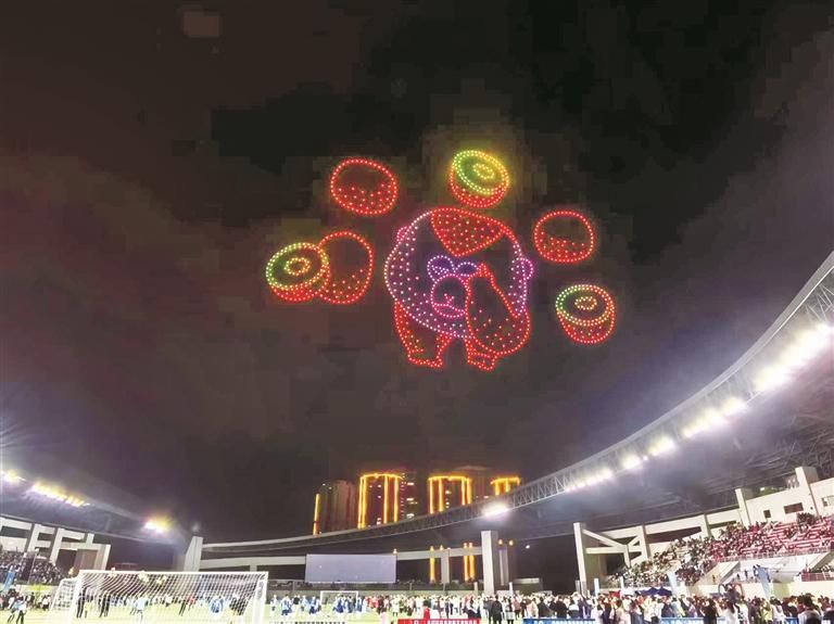 贵州“村超”贵阳赛区启动仪式上，贵阳市低空产业发展有限公司团队进行无人机表演